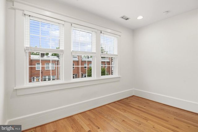2442 39TH ST NW, Washington, DC 20007