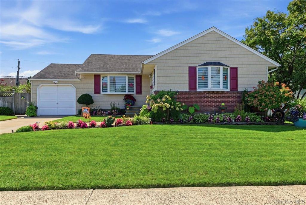 809 Garden Drive, Franklin Square, NY 11010 — exterior