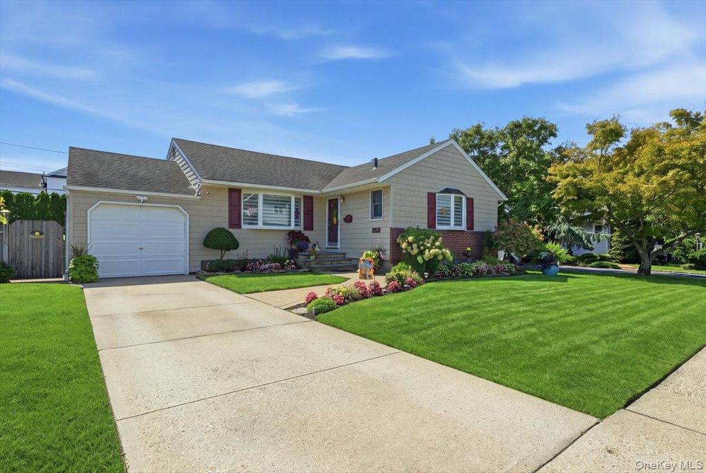 809 Garden Drive, Franklin Square, NY 11010 — photo 2