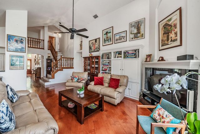18911 AVENUE BIARRITZ, Lutz, FL 33558