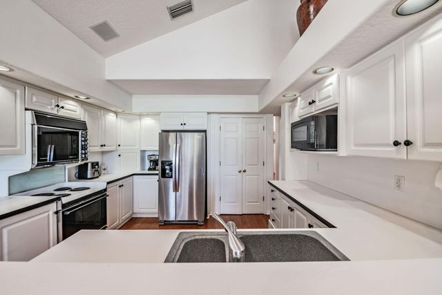 18911 AVENUE BIARRITZ, Lutz, FL 33558