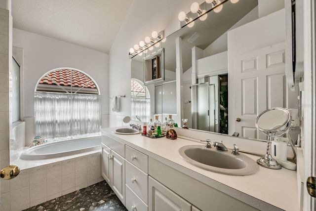 18911 AVENUE BIARRITZ, Lutz, FL 33558