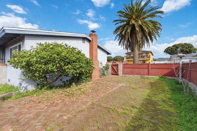 1609 Darwin St, Seaside, CA 93955