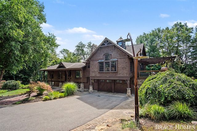 5501 Canyon River Drive, Ada, MI 49301