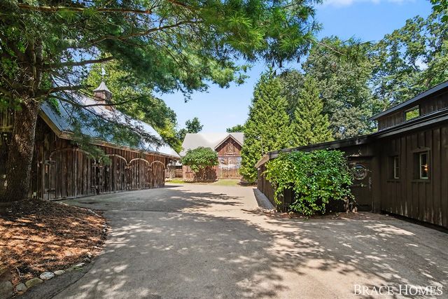 5501 Canyon River Drive, Ada, MI 49301