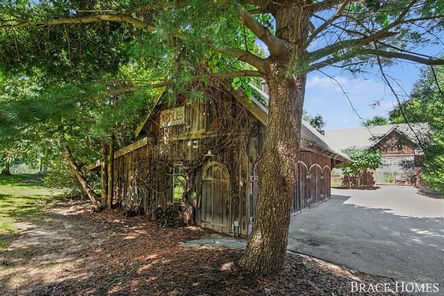 5501 Canyon River Drive, Ada, MI 49301