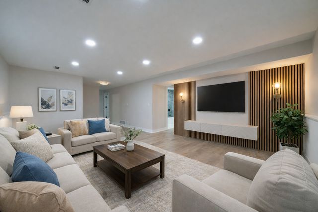 214 W Hintz Road, Arlington Heights, IL 60004