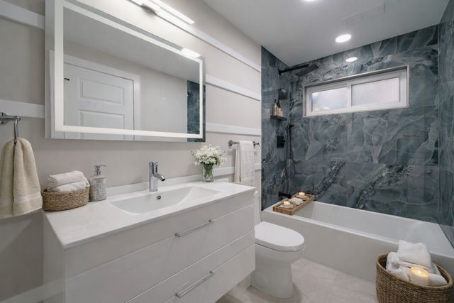 214 W Hintz Road, Arlington Heights, IL 60004