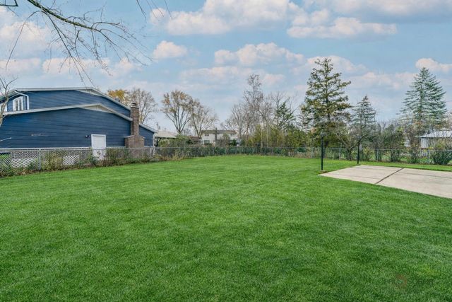 214 W Hintz Road, Arlington Heights, IL 60004