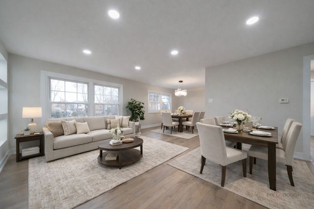 214 W Hintz Road, Arlington Heights, IL 60004