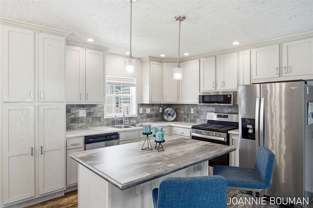 5230 E Sunfield Lane, Holland, MI 49423
