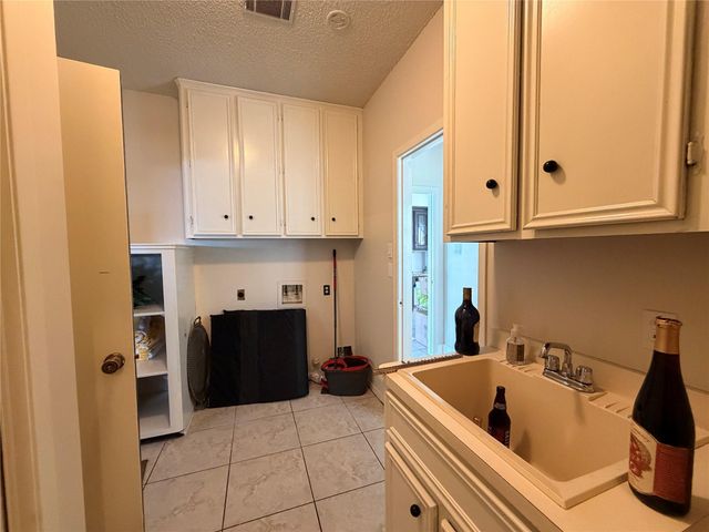 222 Pin Oak Drive, Baytown, TX 77520