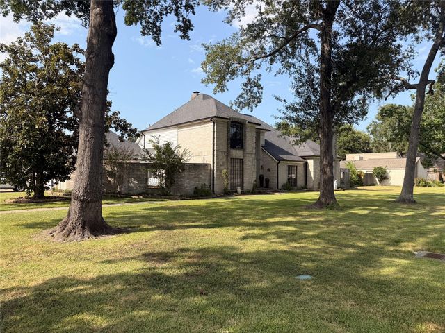 222 Pin Oak Drive, Baytown, TX 77520