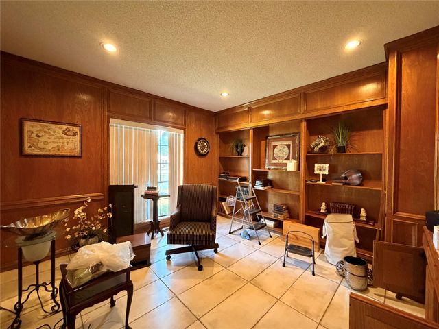 222 Pin Oak Drive, Baytown, TX 77520