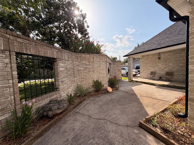 222 Pin Oak Drive, Baytown, TX 77520