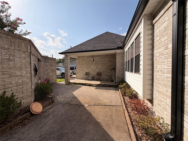 222 Pin Oak Drive, Baytown, TX 77520