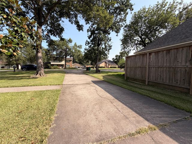 222 Pin Oak Drive, Baytown, TX 77520