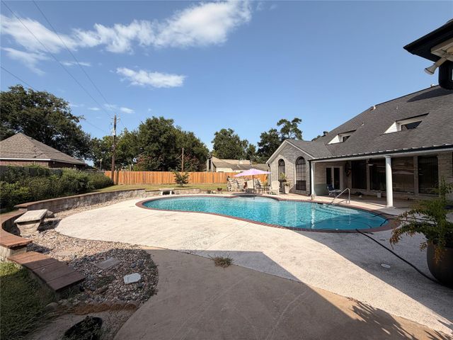 222 Pin Oak Drive, Baytown, TX 77520