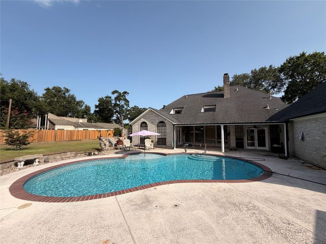 222 Pin Oak Drive, Baytown, TX 77520