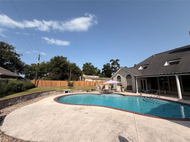 222 Pin Oak Drive, Baytown, TX 77520
