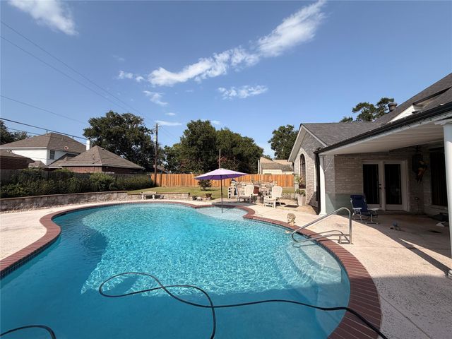 222 Pin Oak Drive, Baytown, TX 77520
