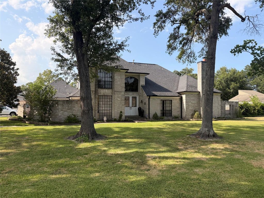 222 Pin Oak Drive, Baytown, TX 77520