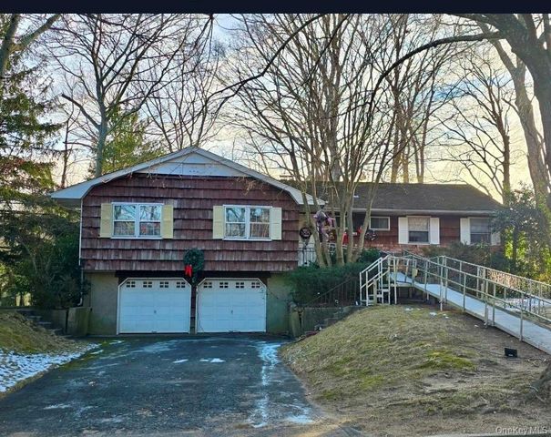 20 Camelia Place, Hauppauge, NY 11788