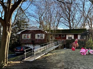 20 Camelia Place, Hauppauge, NY 11788