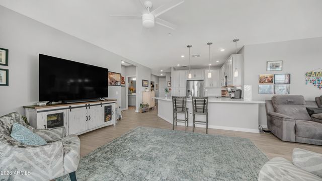 2511 W QUEEN CREEK Road 303, Chandler, AZ 85248