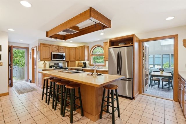 27 Bennett Rd, Rochester, MA 02770