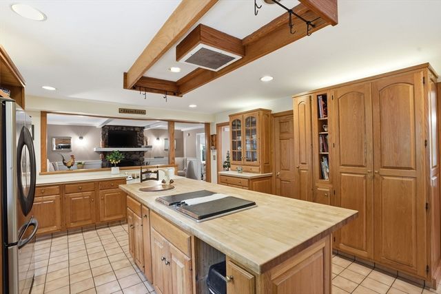 27 Bennett Rd, Rochester, MA 02770