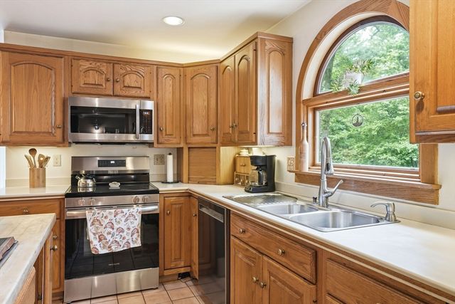 27 Bennett Rd, Rochester, MA 02770