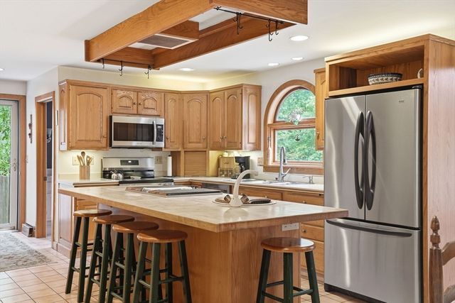 27 Bennett Rd, Rochester, MA 02770