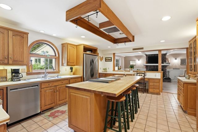 27 Bennett Rd, Rochester, MA 02770