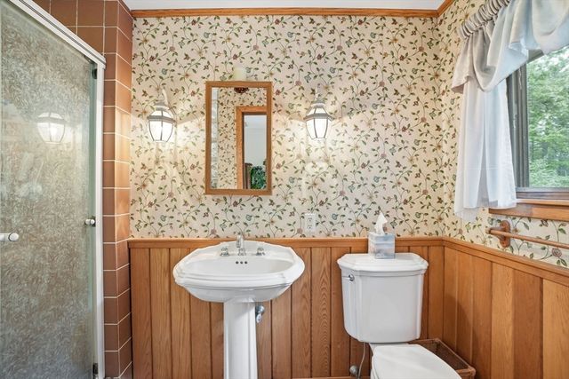 27 Bennett Rd, Rochester, MA 02770