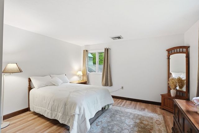 27 Bennett Rd, Rochester, MA 02770