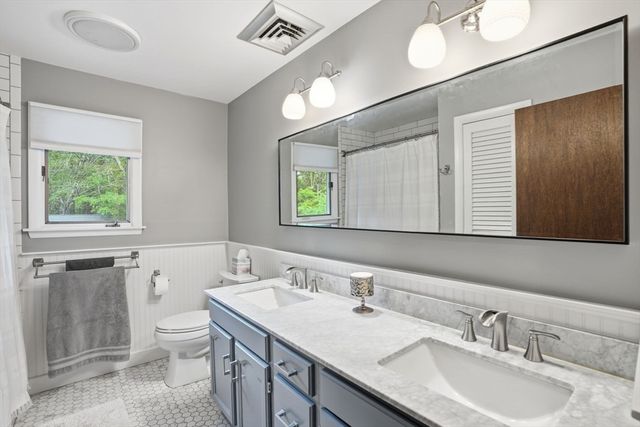 27 Bennett Rd, Rochester, MA 02770