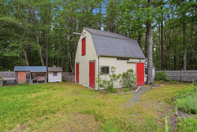 27 Bennett Rd, Rochester, MA 02770