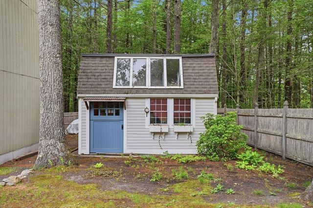 27 Bennett Rd, Rochester, MA 02770