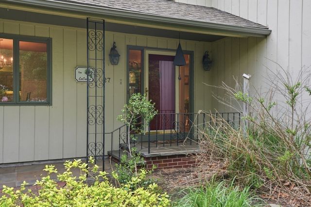 27 Bennett Rd, Rochester, MA 02770