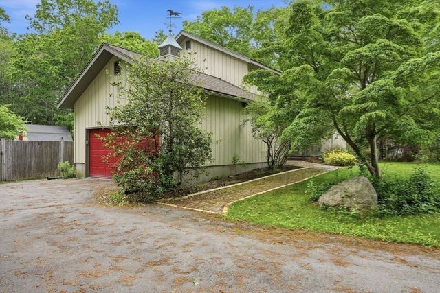 27 Bennett Rd, Rochester, MA 02770