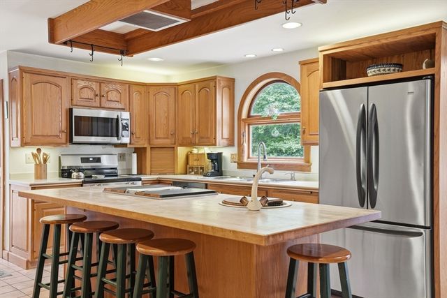 27 Bennett Rd, Rochester, MA 02770