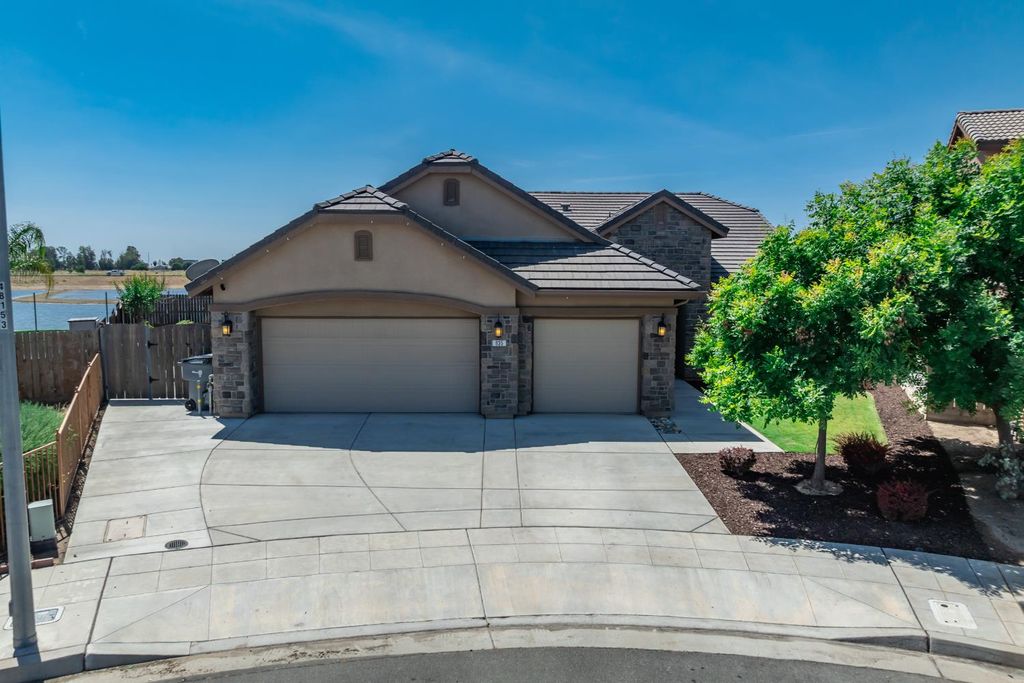 Image 1 of property listing at 835 S Bliss Avenue, Fresno, CA 93727