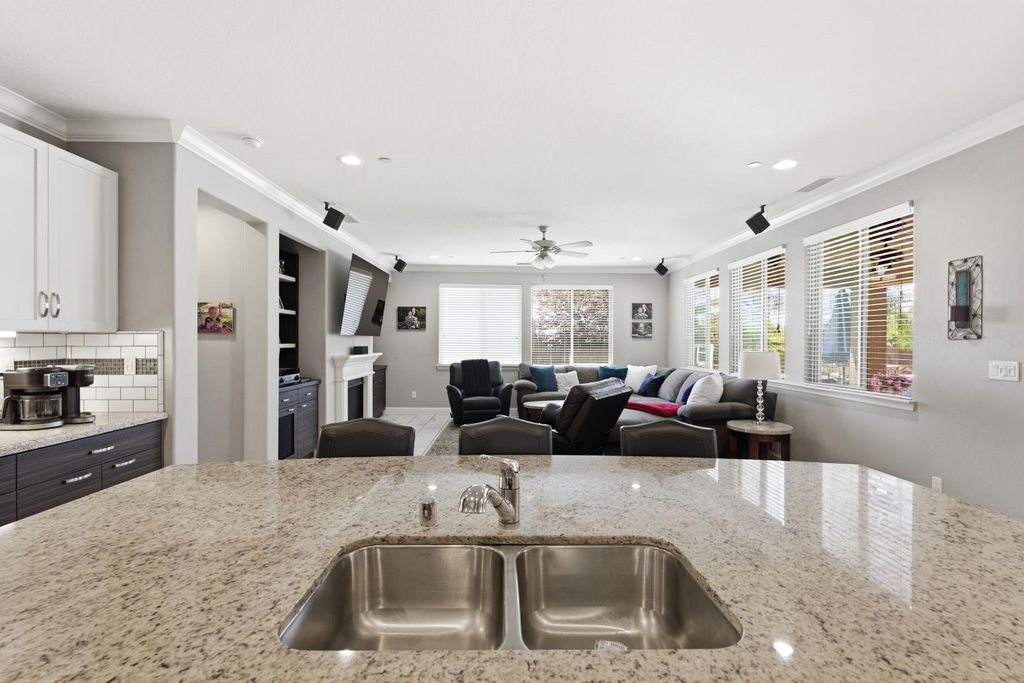 Image 12 of property listing at 835 S Bliss Avenue, Fresno, CA 93727