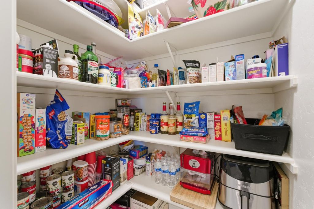 Image 13 of property listing at 835 S Bliss Avenue, Fresno, CA 93727