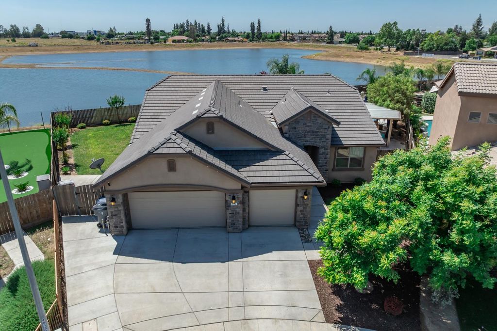 Image 2 of property listing at 835 S Bliss Avenue, Fresno, CA 93727