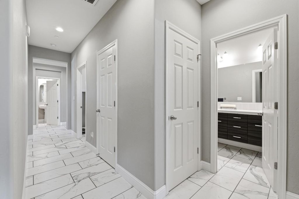 Image 23 of property listing at 835 S Bliss Avenue, Fresno, CA 93727