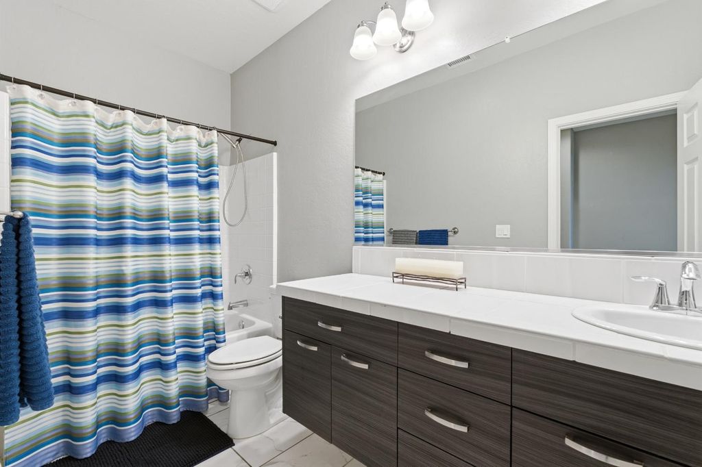 Image 26 of property listing at 835 S Bliss Avenue, Fresno, CA 93727