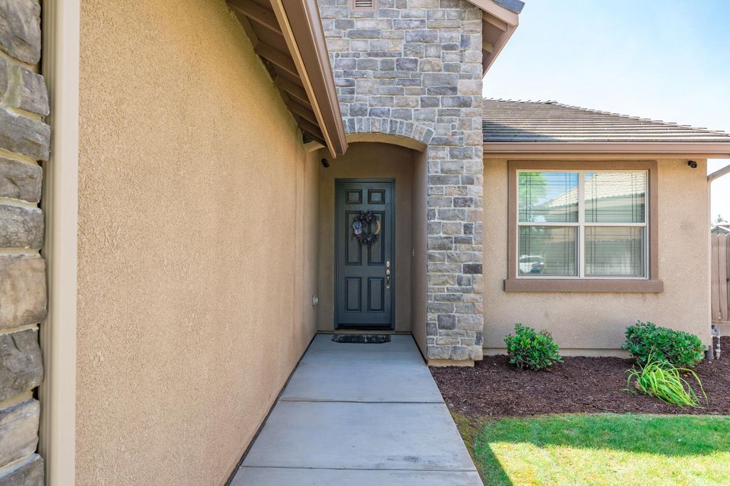 Image 3 of property listing at 835 S Bliss Avenue, Fresno, CA 93727