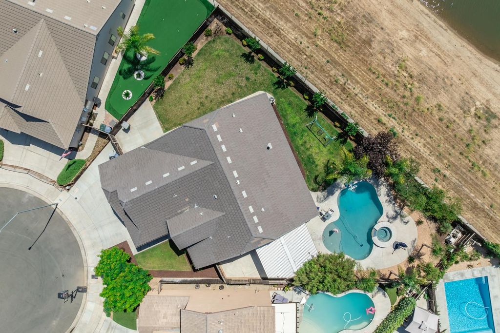 Image 38 of property listing at 835 S Bliss Avenue, Fresno, CA 93727